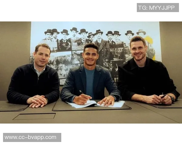 多特蒙德即将签下克鲁塞罗17岁边卫普拉特斯转会费达1200万欧元